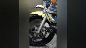 Меняем передние колодки на скутере американского производства