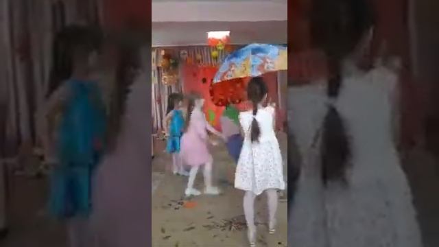 Праздник осени, танец с зонтиками смотреть онлайн