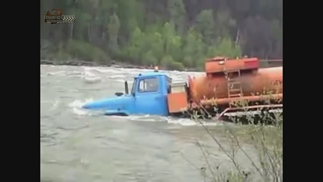 Эти водители  советских грузовиков Урал знают что такое заехать по самый капот в реку.
