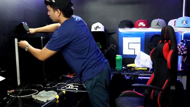 The Best Gaming Monitor! - Samsung G7 Odyssey Unboxing and Setup смотреть онлайн