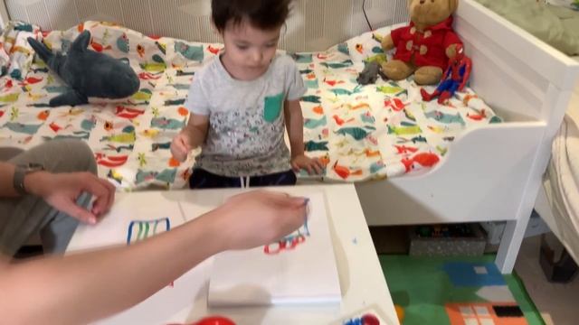 Поздравляем МАМУ с 8 МАРТА! ДАНЯ и ПАПА рисуют цветы! смотреть онлайн