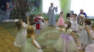 Танец снежинок младшая группа