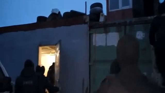 НЕЛЕГАЛЫ УКРЫВАЛИСЬ В ГАРАЖНЫХ БОКСАХ смотреть онлайн