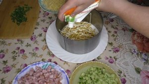 Салат "4 слоя". Такой салат просто объедение!