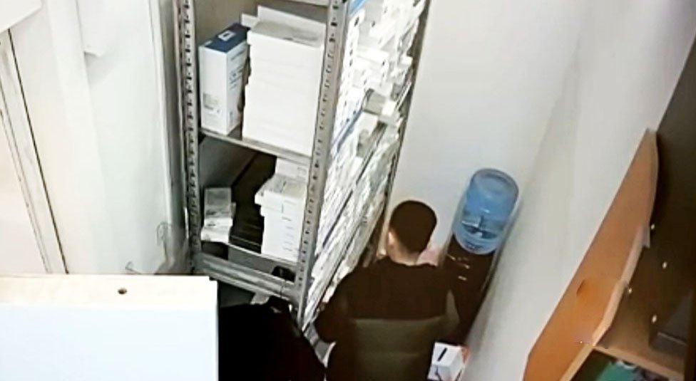 В магазине в центре Москвы сотрудник подменял телефоны на сахар / Город новостей на ТВЦ