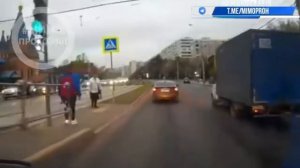 Скорая помощь спешит на вызов.