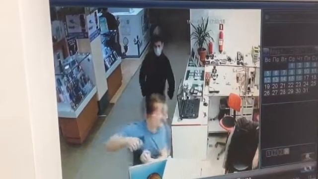 Видео с камер наблюдения, разгром в ТЦ 