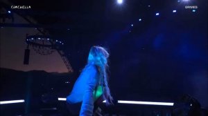 Grimes playing Taratata by Grimes & Anyma