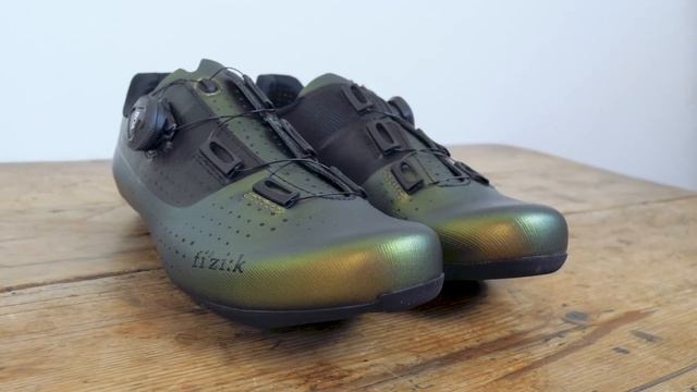 Fizik Tempo Overcurve R4 Iridescent Road Shoe Unboxing // Wiggle
