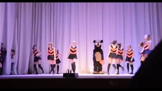 Школьницы учитесь в школе.
