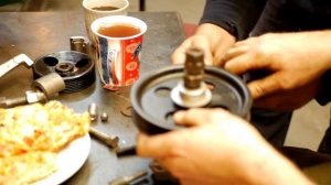 Запрессовка шкива Chrysler // "Они ружья кирпичом не чистят"