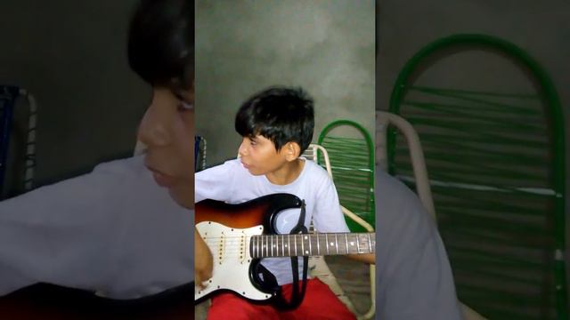 Menino tocando guitarra