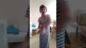 Танцует школьница