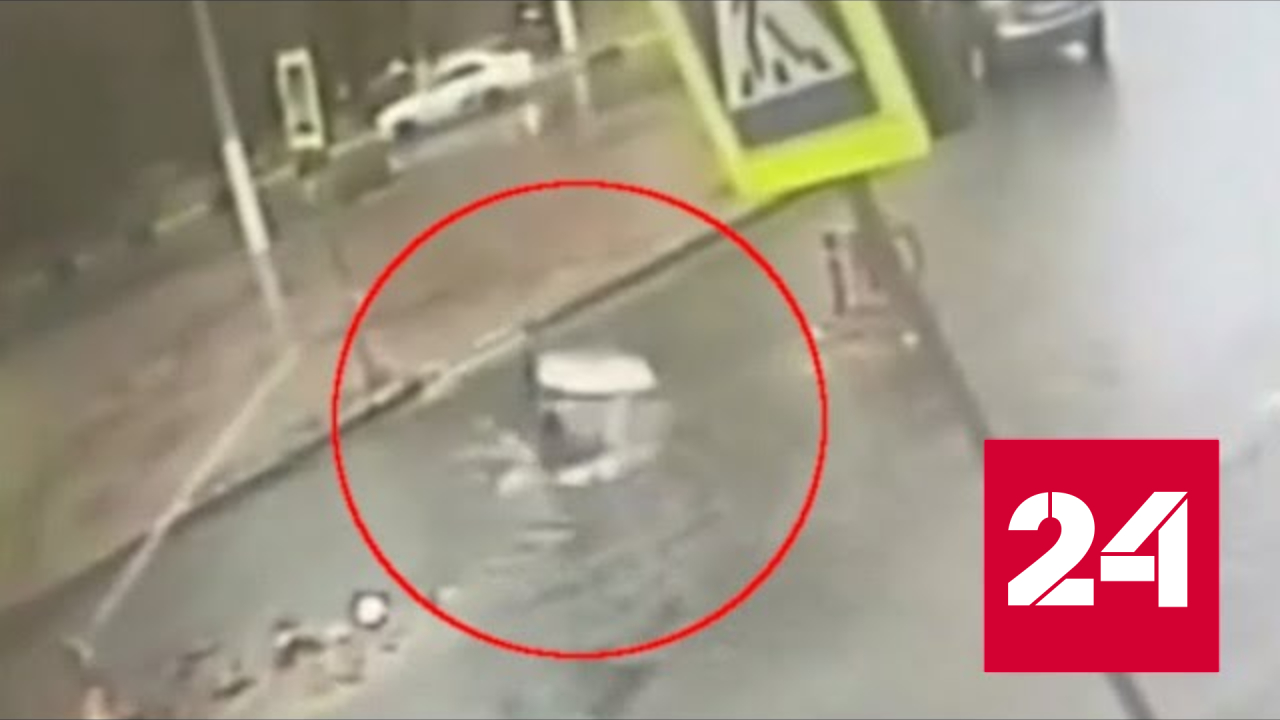 В Брянске девушка с головой ушла под воду, переходя дорогу - Россия 24