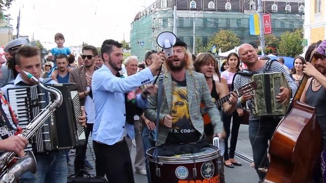 «Toporkestra» та «Karadenzija» (Одеса) вітають вінничан з днем міста смотреть онлайн