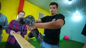 ЧТО СМОЖЕТ РАСПИЛИТЬ МАШИНКА С ПИЛАМИ ВМЕСТО КОЛЕС?