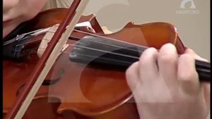 Девочка красиво играет на скрипке