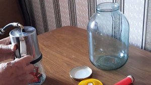 Простое приспособление для закрывания твист крышек под вакуум.