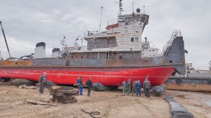 Спуск буксира-толкача РТ- 674 на ролик-мешках производства ООО «НПП «Сибрезинотехника».