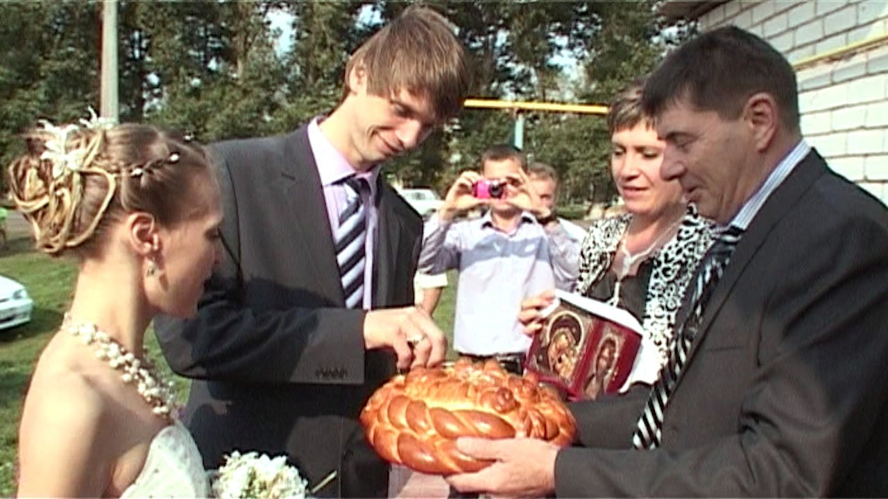 Родители благословили детей молодожёнов и попросили пройти в дом смотреть онлайн