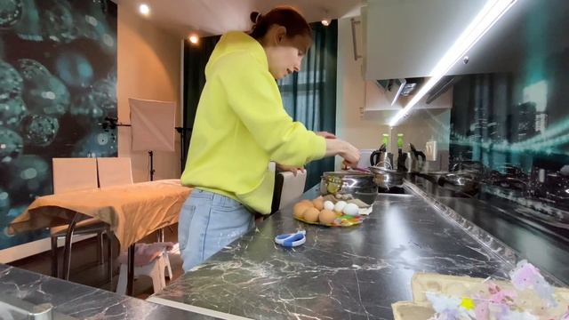 VLOG: КРАСИМ ЯЙЦА/ГОТОВИМСЯ К ПАСХЕ смотреть онлайн