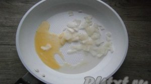 Макароны с сосисками и сыром в сковороде