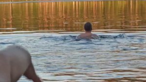 Коля 3г.6м.и Лёша 3г.и 8 м. на даче. Поливают грядки, купаются в озере, бегают веселяся.