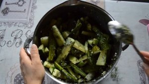 ОГУРЦЫ ДОЛЬКАМИ с чесноком и укропом | Как мариновать БОЛЬШИЕ ОГУРЦЫ на зиму | Рецепт от Cookish