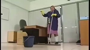 Бабуля полы моет