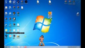 Девушка ходит по рабочему столу