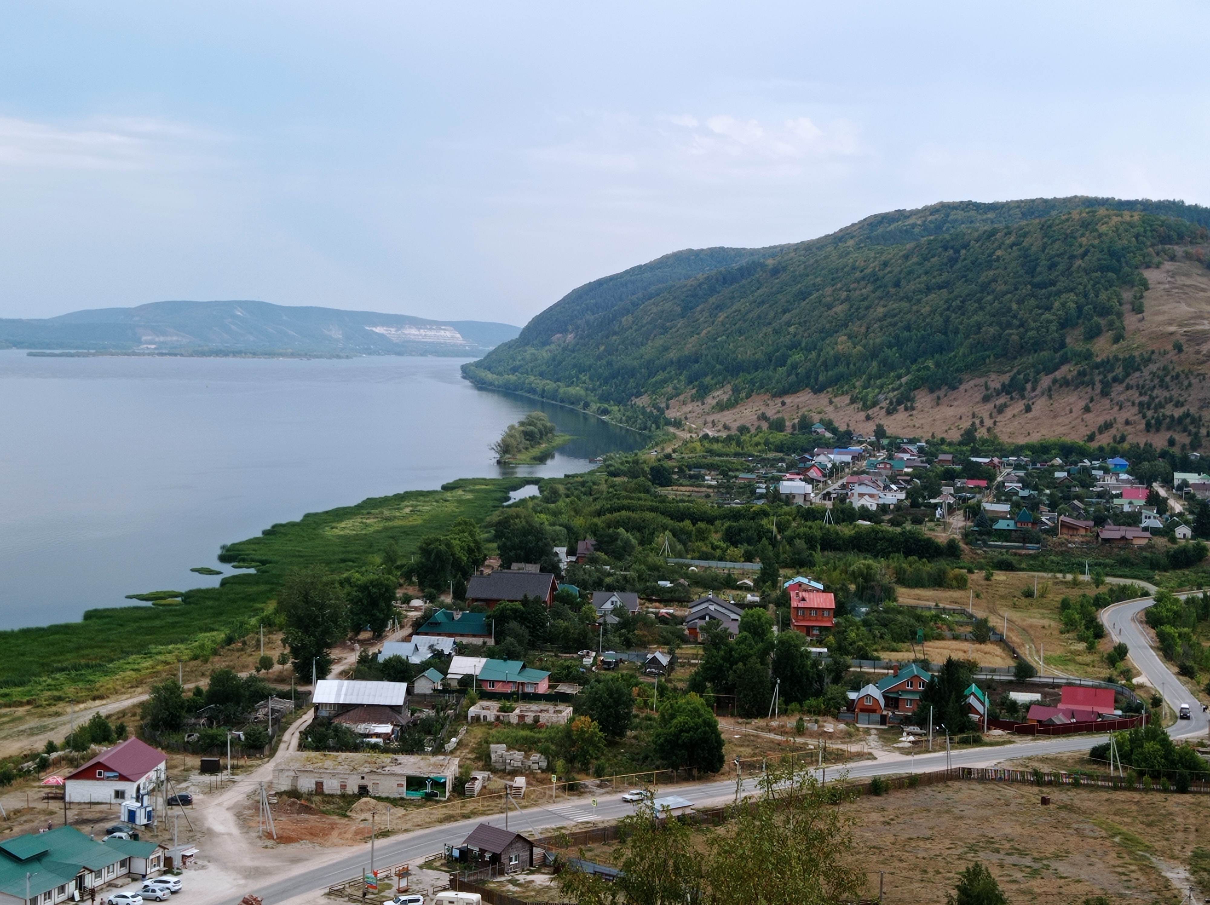 Россия: панорамный вид с Жигулевских гор на волжское село Ширяево