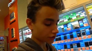 ЧТО КУПИТ ШКОЛЬНИК НА 50000 РУБЛЕЙ  ШКОЛЬНИКИ КУПИЛИ АЙФОН