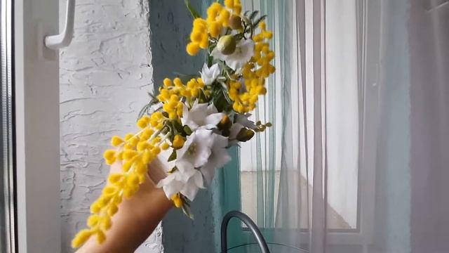 Интерьерная композиция с мимозой и колокольчиками.