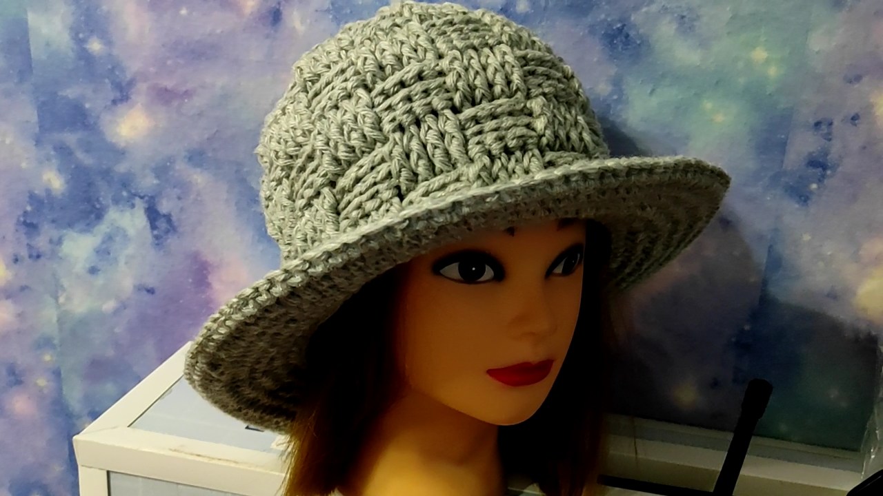Hat video. Шляпка крючком женская теплая. Зимняя шляпа связанная крючком. Теплая шляпка крючком с полями. Вязаные шляпы зимние.