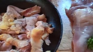 Режем старых кур. Готовим котлеты по Киевски.