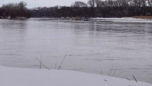 Заснеженная деревенская река зимний ручей звуки текущей воды для сна 2022