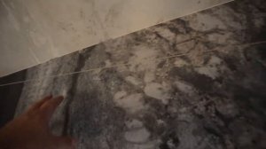 Результат облицовки ванной комнаты крупноформатной плиткой.