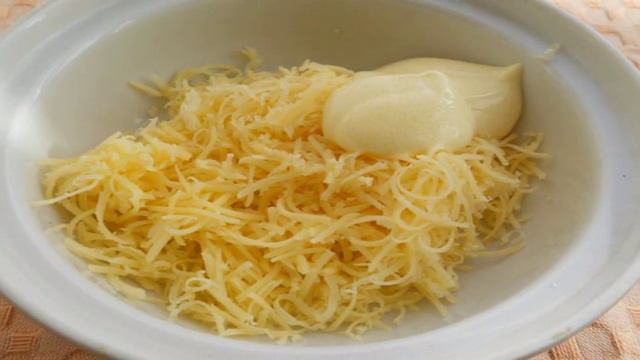 Салат из желтых помидоров с сырными шариками
