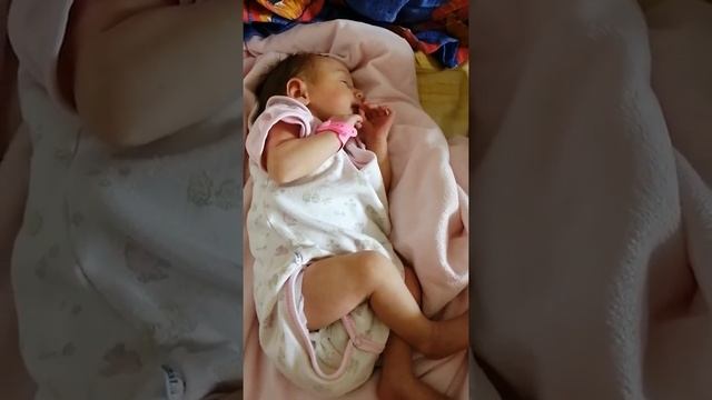 Проснулась и долго выкакивала всё в памперс) после сна минут 40 какает. Вторая неделя жизни)) смотреть онлайн