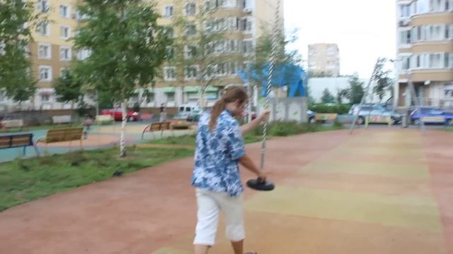 Детские игры: веселимся, катаясь на тарзанке. Взрослые люди, а всё как дети! смотреть онлайн