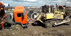 как вытягивают камаз застрявший в грязи зимника.mp4