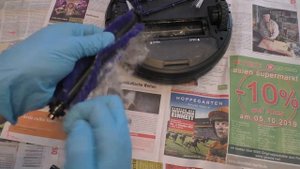 Как очистить робот пылесос? Чистка турбощётки / центральной щётки. Часть 2