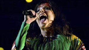 Bjork - Unravel (live at Roskilde Festival 2007)