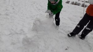 ИГРА В СНЕЖКИ И СНЕЖНАЯ КРЕПОСТЬ) Максим с Богданом играют в снежки!