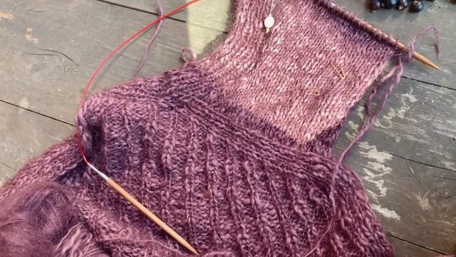 ВЯЗАЛЬНЫЙ ВЛОГ (12/23) — новые и старые готовые работы; носки, кардиган с японским плечом❤️? смотреть онлайн