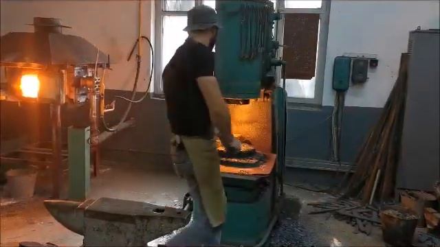 Заглянул в кузнецу на ПП «Кизляр» где делают дамасскую сталь