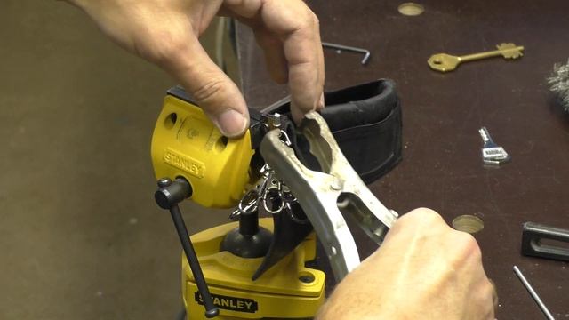 Ключница. Замена крючков на карабины.The housekeeper. Replacing hooks with carabiners смотреть онлайн