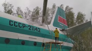 Помывка вертолёта В-12 (Ми-12) в музее авиации в Монино (08.05.2021)
