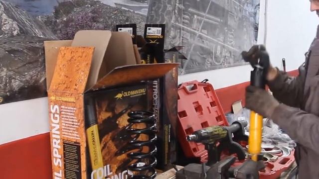 Сборка и установка амортизатор-стойки OLD MAN EMU NITROCHARGER SPORT на Toyota Land Cruiser Prado12 смотреть онлайн