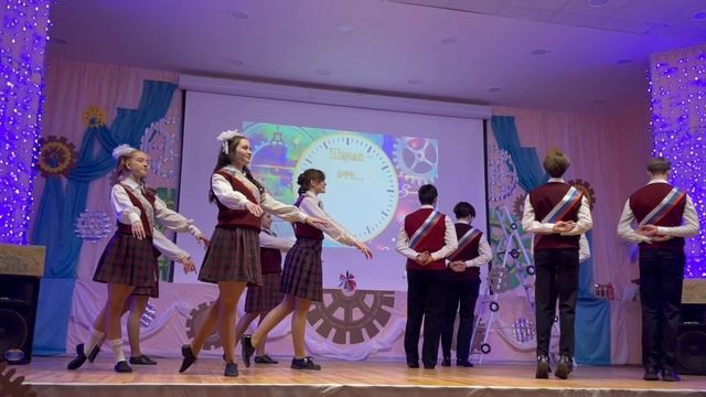 Школьный вальс. На сцене - выпускники 19-й